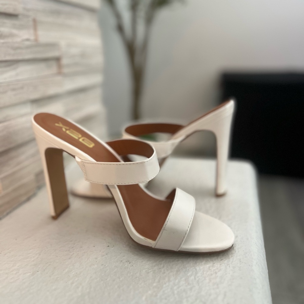 Elegant White Heeled Sandals - Picture 2 of 6